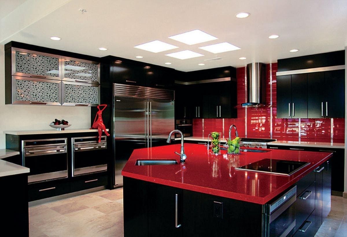 Черная кухня в интерьере с красным акцентом