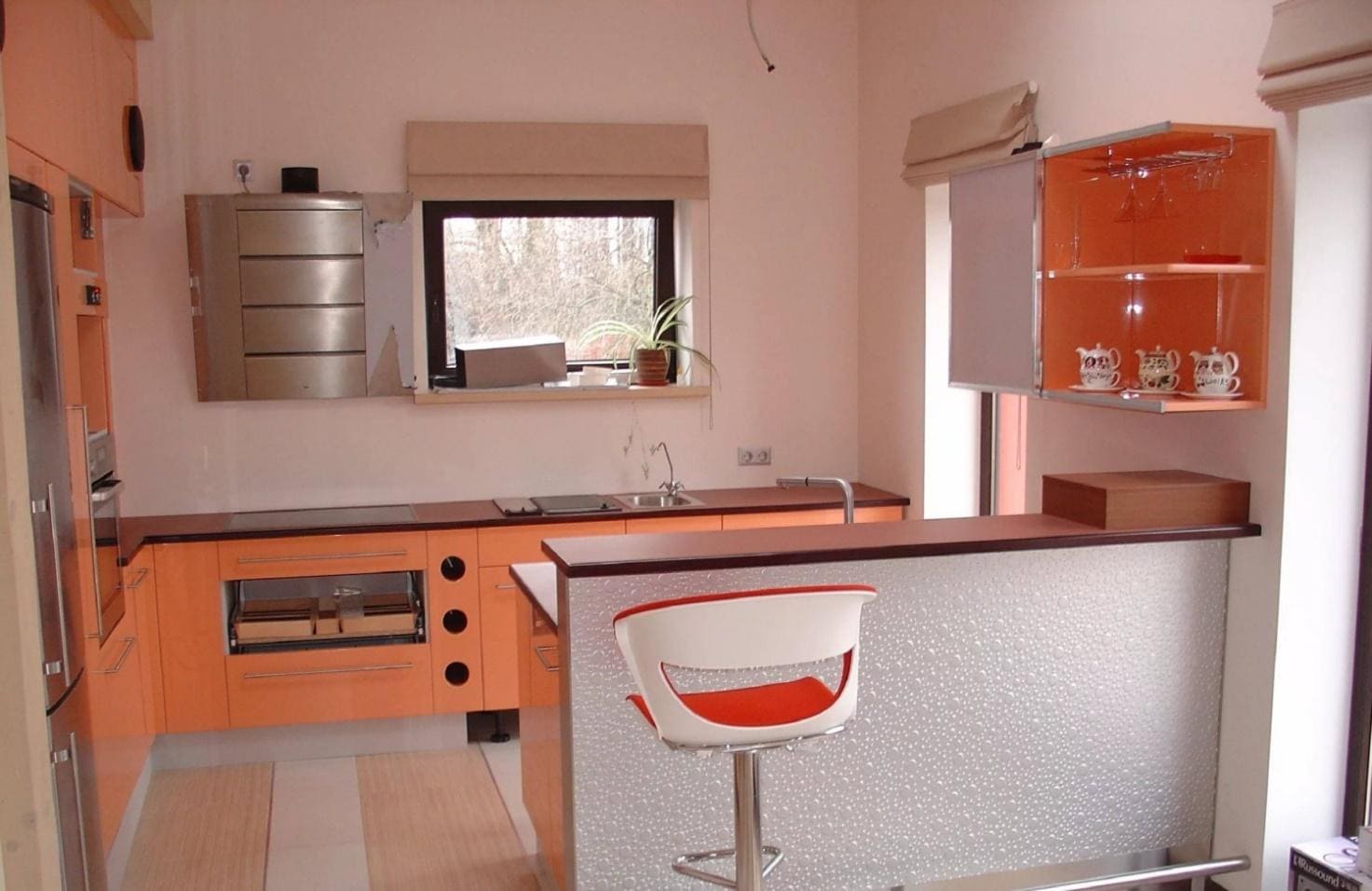 Персиковый цвет в дизайне кухни