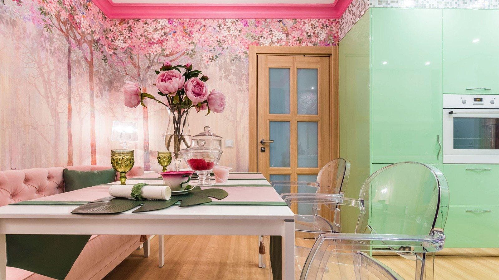 Розовый цвет в дизайне кухни с декором