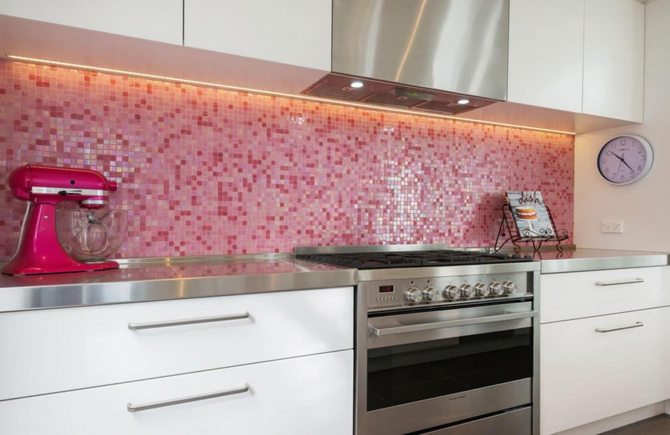 Розовый цвет в дизайне кухни с фартуком