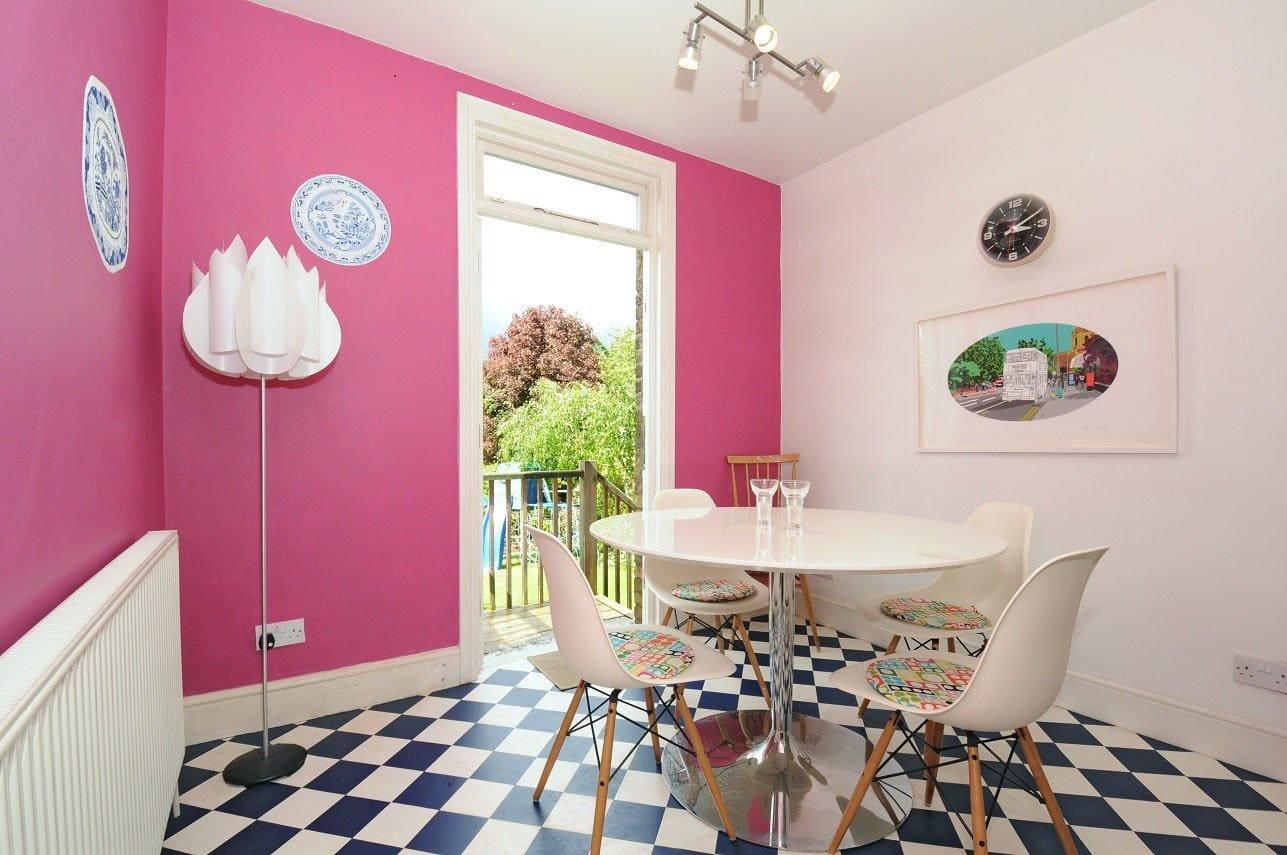 Розовый цвет в дизайне кухни с отделкой стен