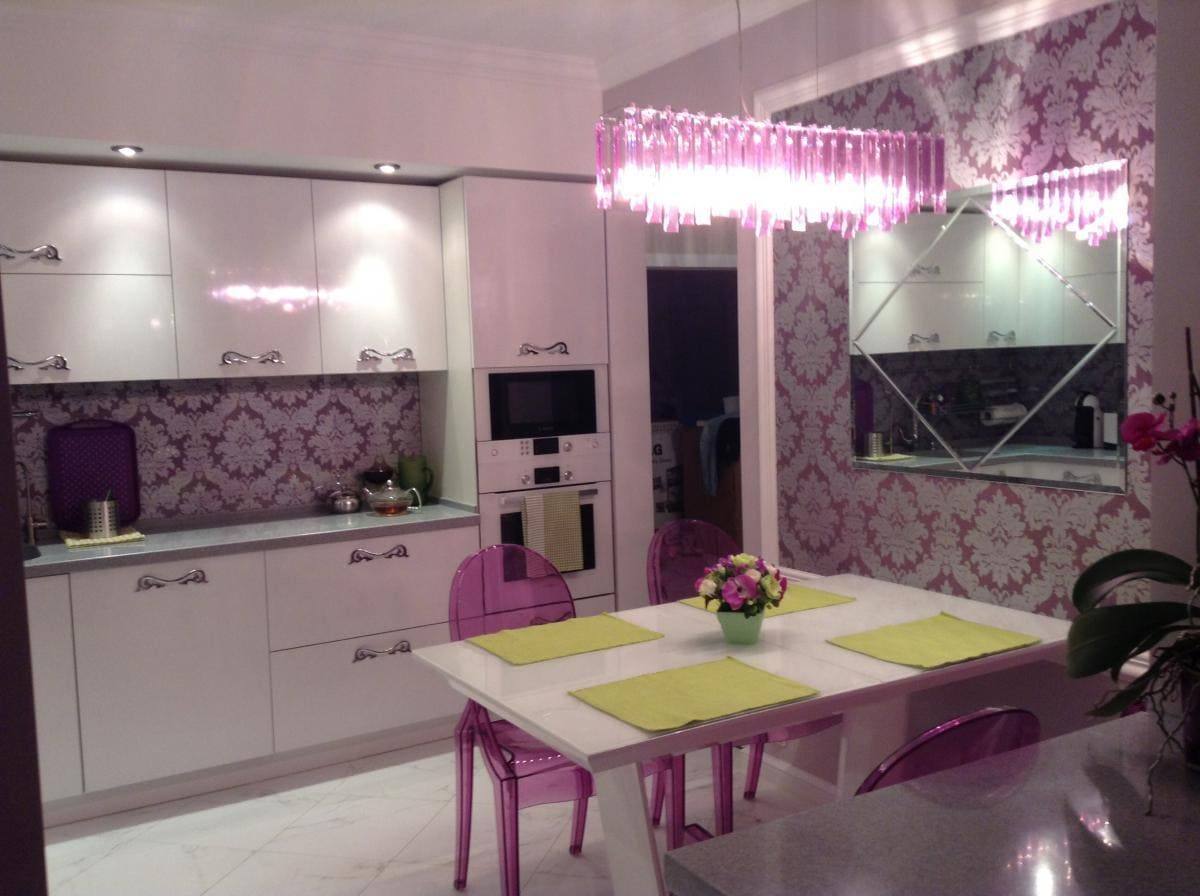 Розовый цвет в дизайне кухни с потолком