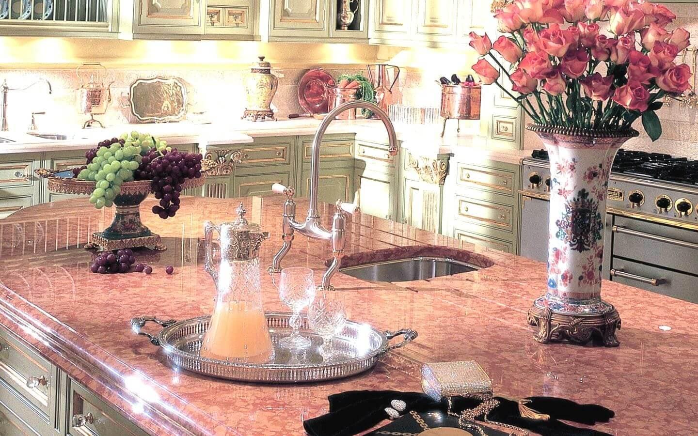 Розовый цвет в дизайне кухни со столешницей