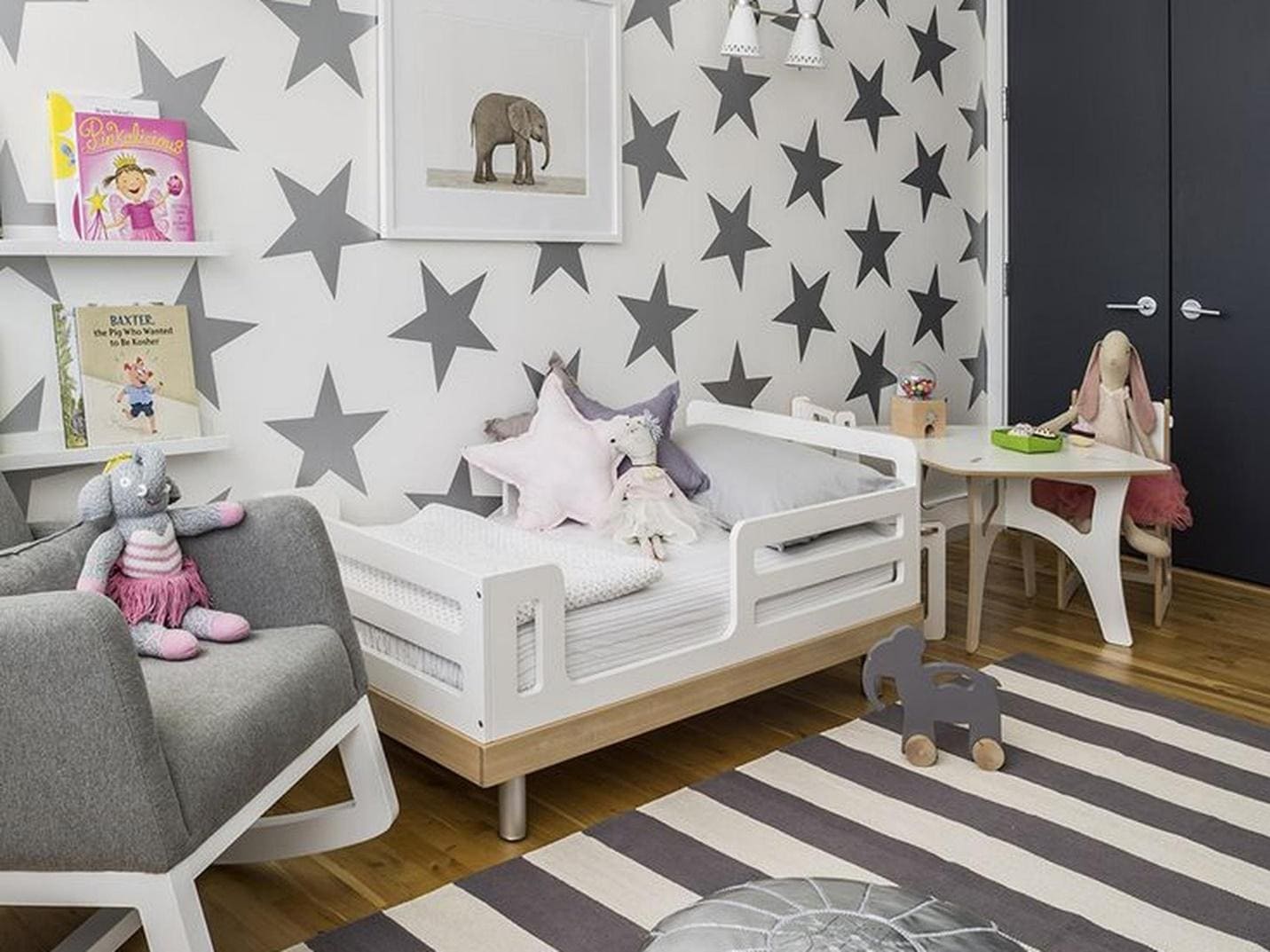 Серо-белый интерьер детской комнаты