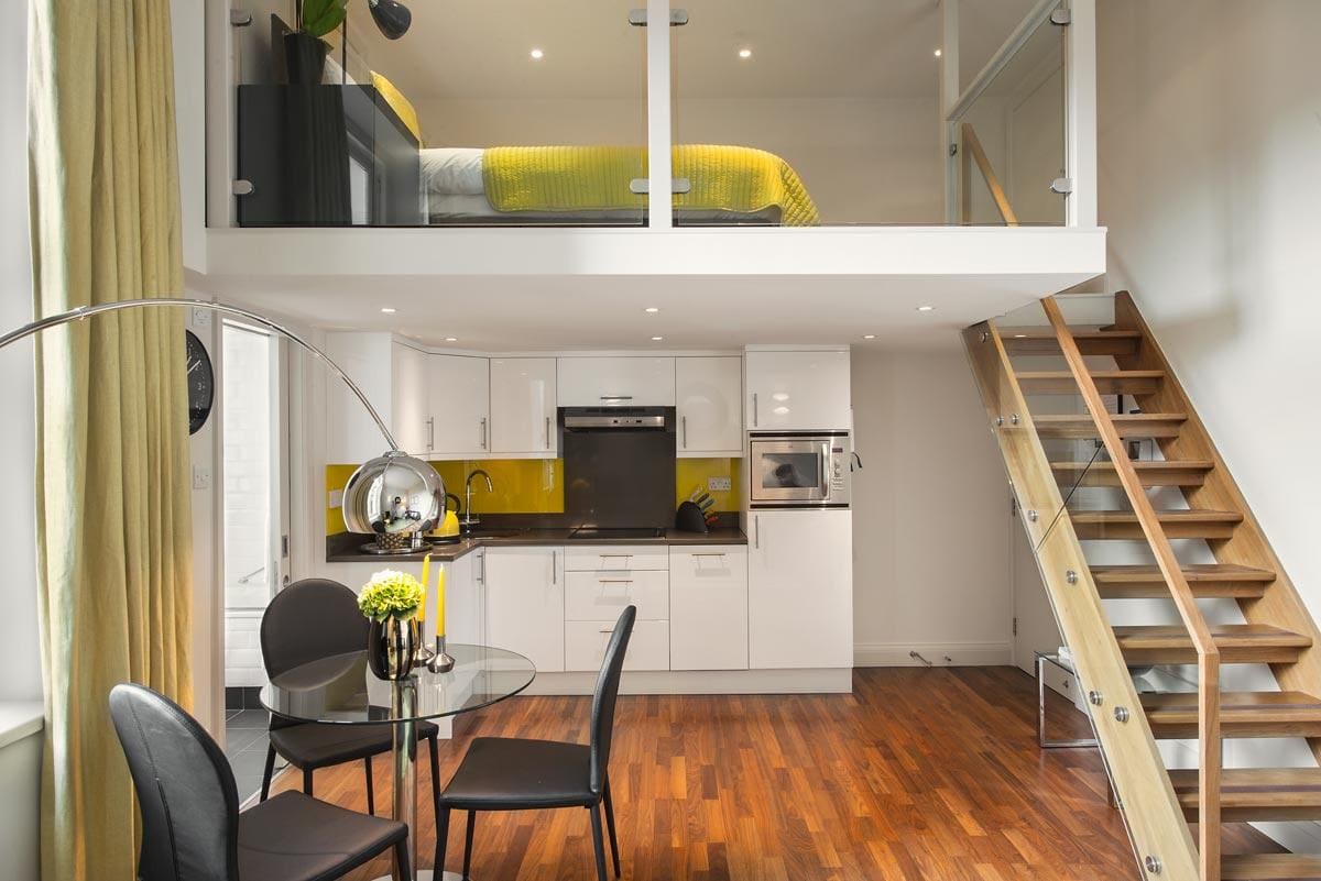 Современный и стильный дизайн квартиры-студии с со вторым уровнем